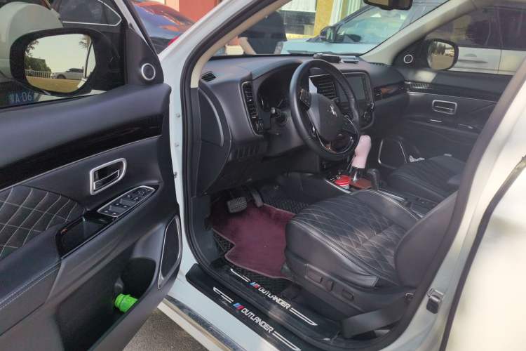 Used Mitsubishi Outlander 2021 2.0L Two-Wheel Drive Comfort Edition 7 Seats Driver Seat