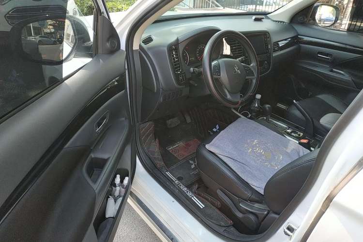 Used Mitsubishi Outlander 2021 2.0L Two-Wheel Drive Comfort Edition 5 Seats Driver Seat