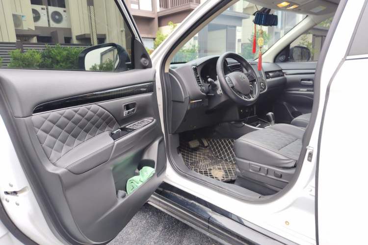 Used Mitsubishi Outlander 2021 2.4L 4x4 DynaDrive Edition 5 Seats Driver Seat