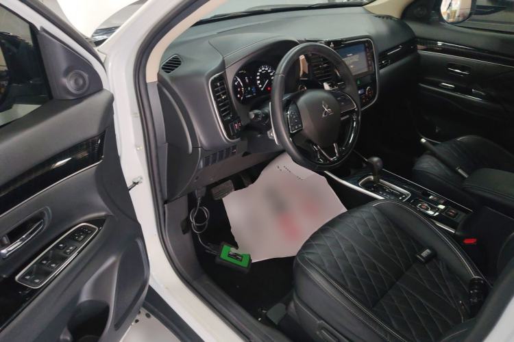Used Mitsubishi Outlander 2021 2.4L 4x4 Zhi Xiang Edition 7 Seats Driver Seat