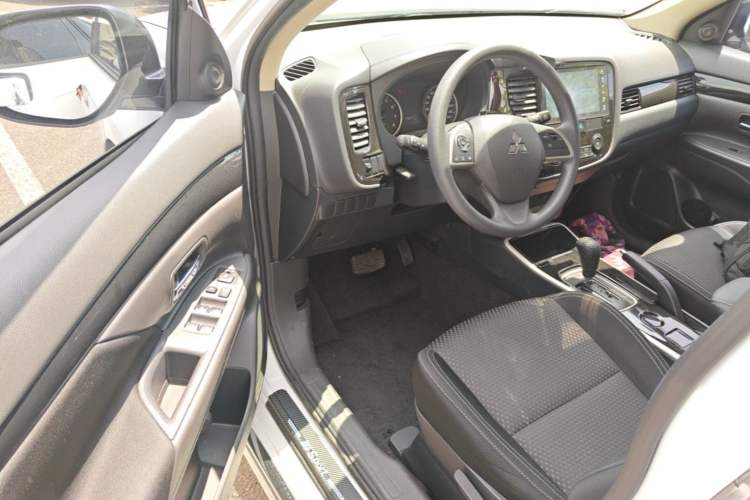 Used Mitsubishi Outlander 2021 Revised Version 2.0L Two-Wheel Drive Comfort Edition 5 Seats Driver Seat