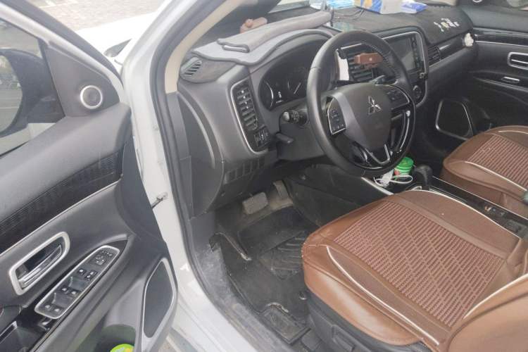 Used Mitsubishi Outlander 2021 2.0L Two-Wheel Drive Comfort Edition 7 Seats Driver Seat