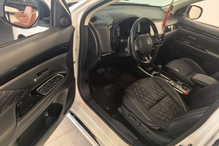 Used Mitsubishi Outlander 2021 2.4L 4x4 Zhi Xiang Edition 7 Seats Driver Seat