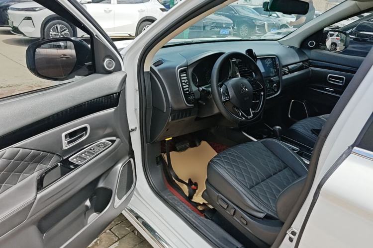Used Mitsubishi Outlander 2021 2.0L Two-Wheel Drive Comfort Edition 5 Seats Driver Seat