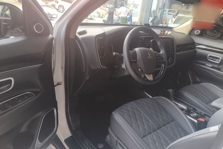 Used Mitsubishi Outlander 2021 2.4L 4x4 Zhi Xiang Edition 7 Seats Driver Seat