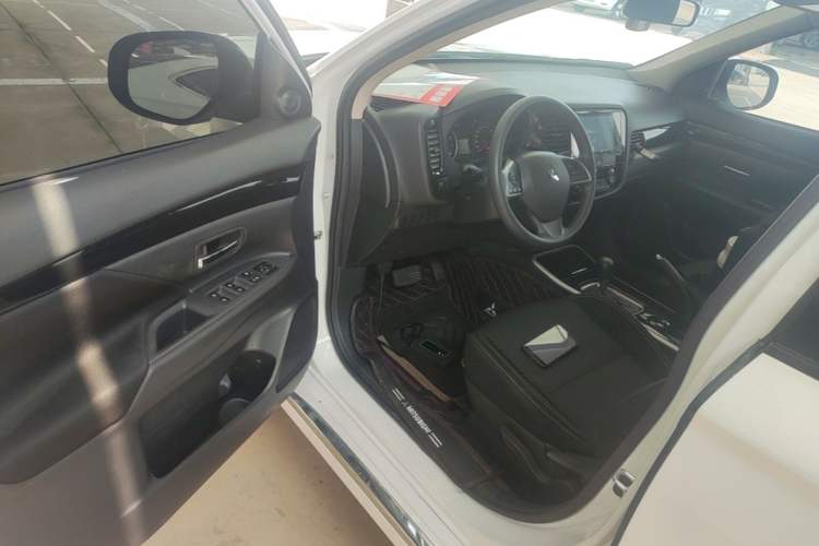 Used Mitsubishi Outlander 2021 2.0L Two-Wheel Drive Comfort Edition 5 Seats Driver Seat