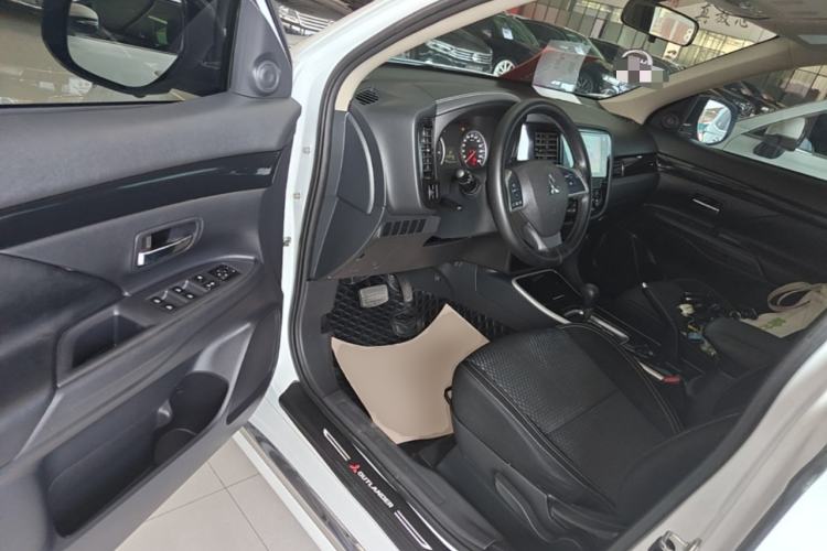 Used Mitsubishi Outlander 2021 2.0L Two-Wheel Drive Comfort Edition 5 Seats Driver Seat
