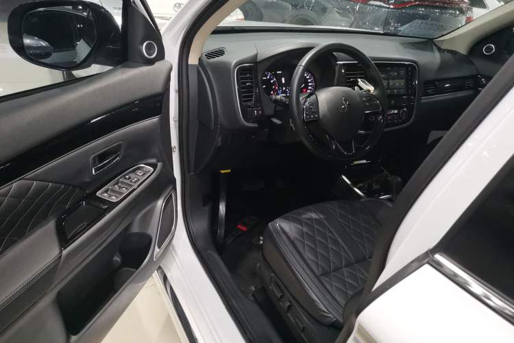 Used Mitsubishi Outlander 2021 2.4L 4x4 Zhi Xiang Edition 7 Seats Driver Seat