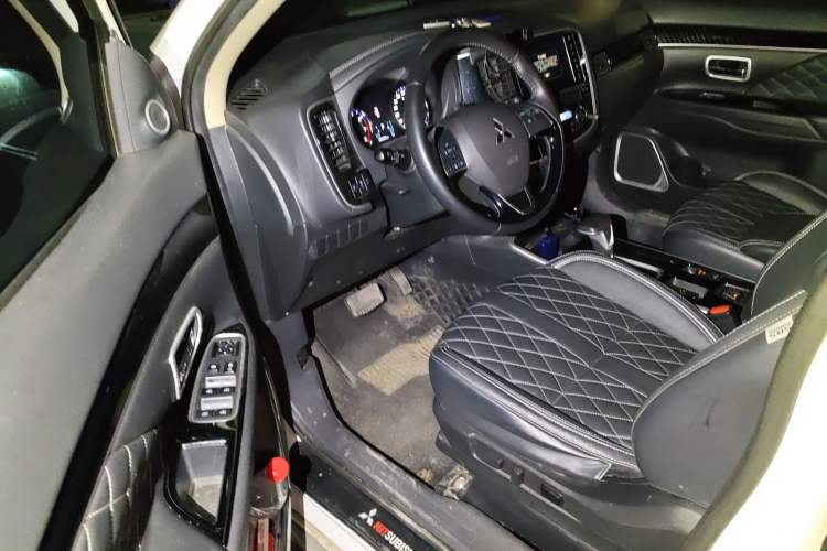 Used Mitsubishi Outlander 2021 2.0L Two-Wheel Drive Comfort Edition 5 Seats Driver Seat