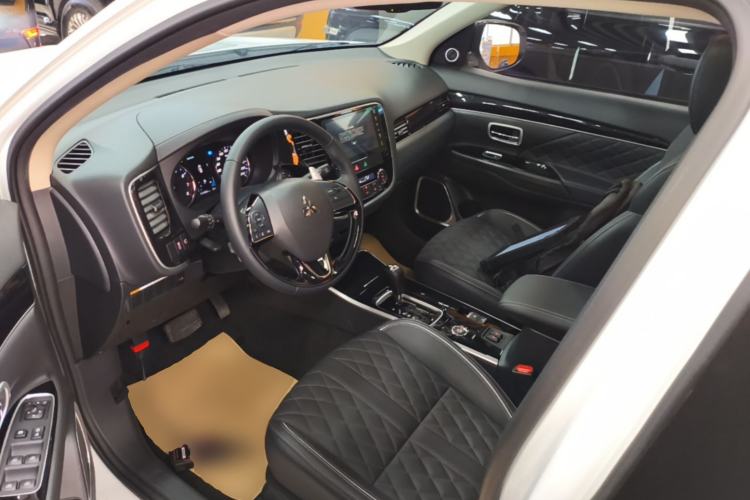 Used Mitsubishi Outlander 2021 2.4L 4x4 Zhi Xiang Edition 7 Seats Driver Seat