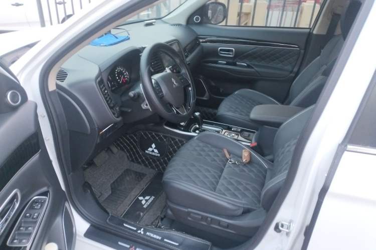 Used Mitsubishi Outlander 2021 2.4L 4x4 Zhi Xiang Edition 7 Seats Driver Seat