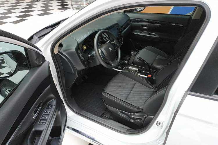 Used Mitsubishi Outlander 2021 Revised Version 2.0L Two-Wheel Drive Comfort Edition 5 Seats Driver Seat