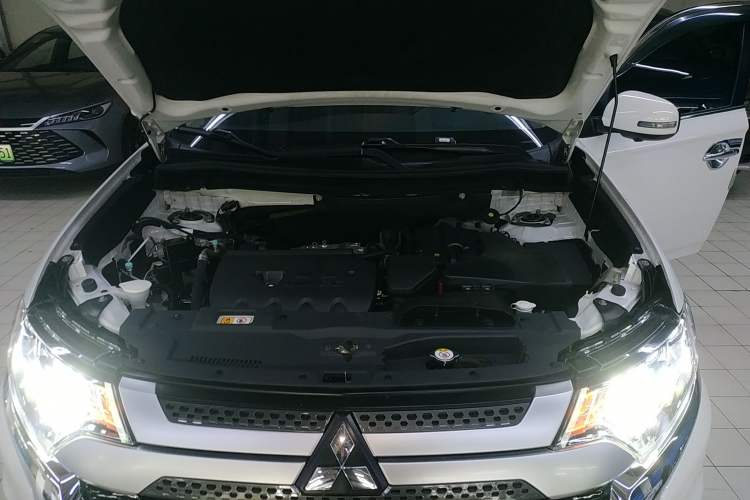 Used Mitsubishi Outlander 2021 2.4L 4x4 Zhi Xiang Edition 7 Seats Engine Bay