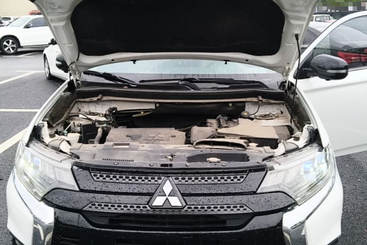 Used Mitsubishi Outlander 2021 2.4L 4x4 DynaDrive Edition 5 Seats Engine Bay
