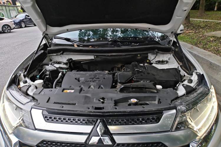 Used Mitsubishi Outlander 2021 Revised Version 2.0L Two-Wheel Drive Comfort Edition 7 Seats Engine Bay