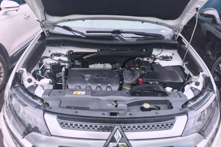 Used Mitsubishi Outlander 2021 2.4L 4x4 Zhi Xiang Edition 7 Seats Engine Bay