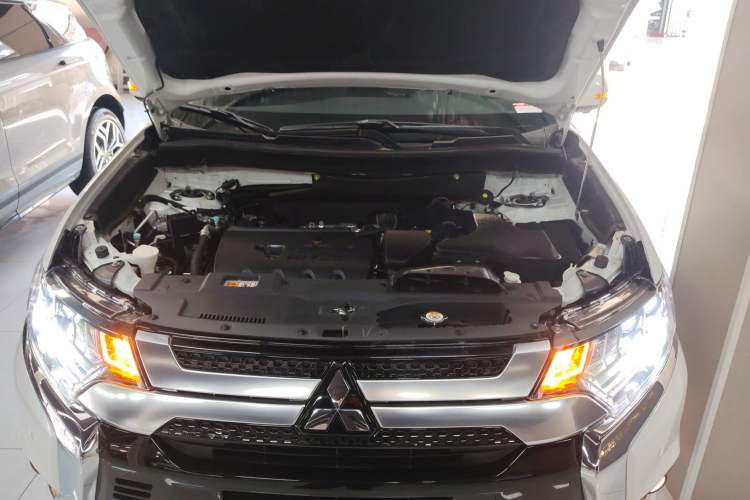 Used Mitsubishi Outlander 2021 2.4L 4x4 Zhi Xiang Edition 7 Seats Engine Bay