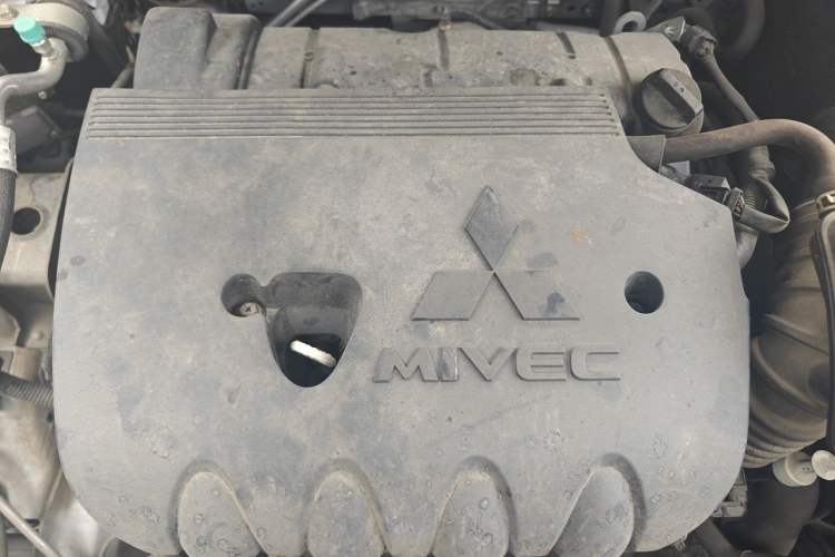 Used Mitsubishi Outlander  Engine Bay