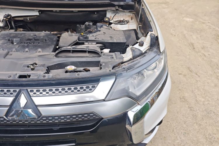 Used Mitsubishi Outlander 2021 2.0L Two-Wheel Drive Comfort Edition 7 Seats Engine Bay Left