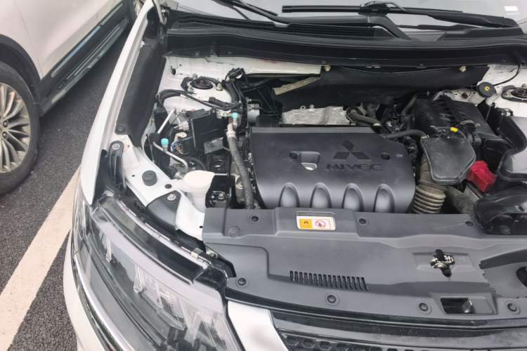 Used Mitsubishi Outlander 2021 2.4L 4x4 Zhi Xiang Edition 7 Seats Engine Bay Right