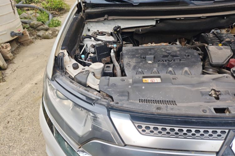Used Mitsubishi Outlander 2021 2.0L Two-Wheel Drive Comfort Edition 7 Seats Engine Bay Right