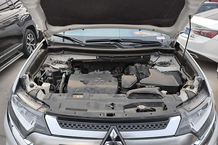 Used Mitsubishi Outlander 2021 Revised Version 2.0L Two-Wheel Drive Comfort Edition 7 Seats Engine Bay
