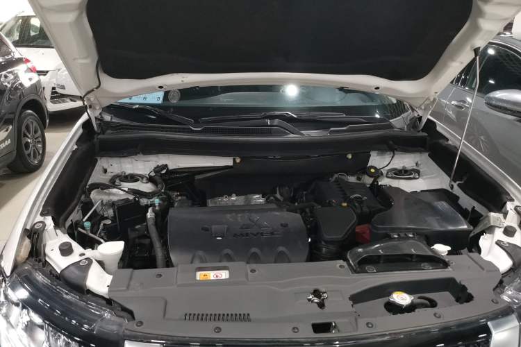 Used Mitsubishi Outlander 2021 2.4L 4x4 Zhi Xiang Edition 7 Seats Engine Bay