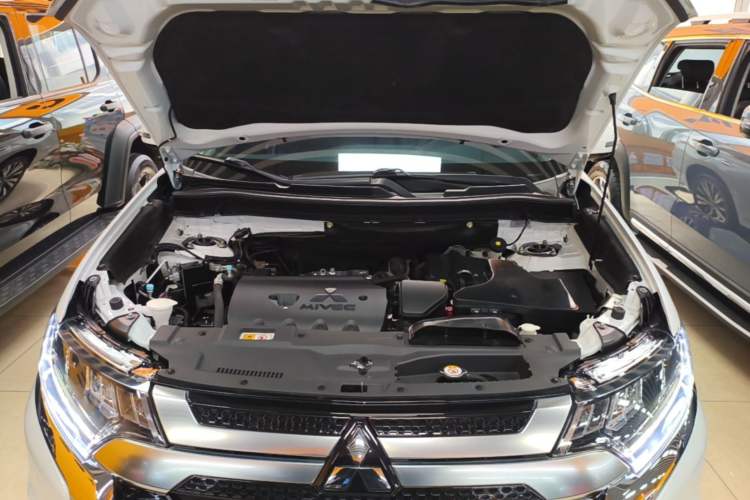 Used Mitsubishi Outlander 2021 2.4L 4x4 Zhi Xiang Edition 7 Seats Engine Bay