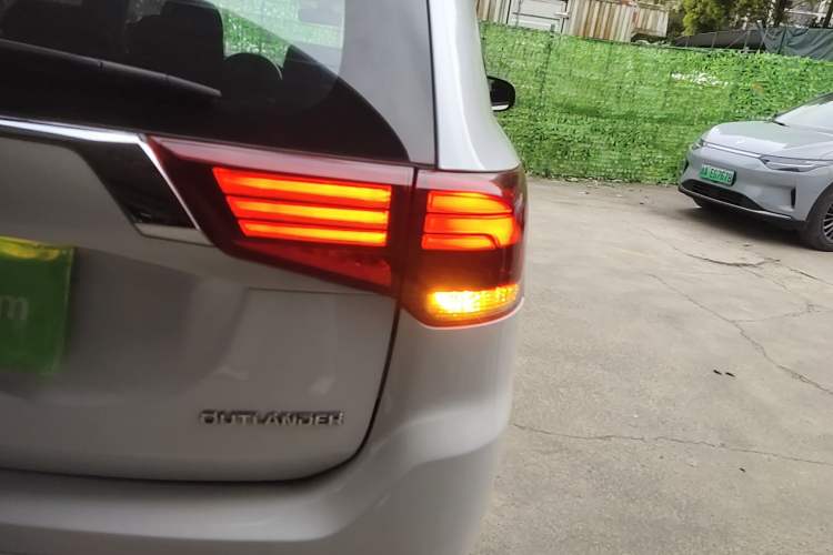 Used Mitsubishi Outlander 2021 2.0L Two-Wheel Drive Comfort Edition 5 Seats Exterior 1