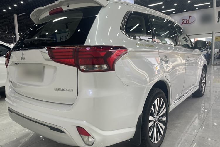 Used Mitsubishi Outlander 2021 2.0L Two-Wheel Drive Comfort Edition 7 Seats Exterior 1