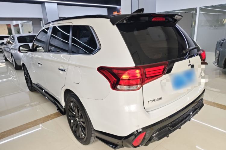 Used Mitsubishi Outlander 2021 2.4L 4x4 DynaDrive Edition 5 Seats Exterior 2