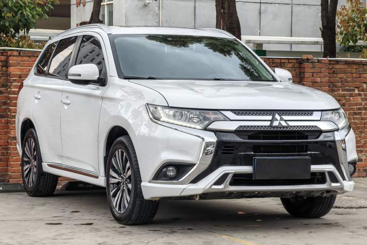 Used Mitsubishi Outlander 2021 2.0L Two-Wheel Drive Comfort Edition 7 Seats Exterior 2