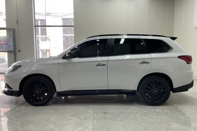 Used Mitsubishi Outlander 2021 2.4L 4x4 DynaDrive Edition 5 Seats Exterior 2