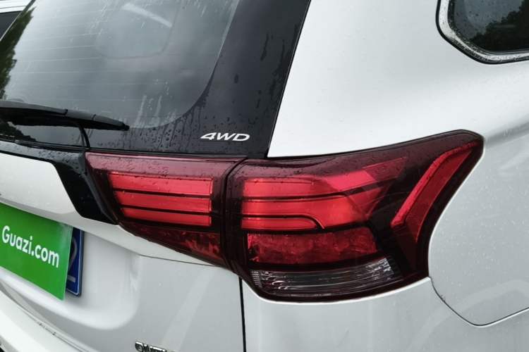 Used Mitsubishi Outlander 2021 2.4L 4x4 DynaDrive Edition 5 Seats Exterior 3