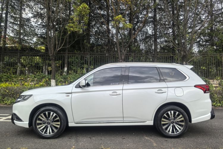 Used Mitsubishi Outlander 2021 Revised Version 2.0L Two-Wheel Drive Comfort Edition 5 Seats Exterior 3
