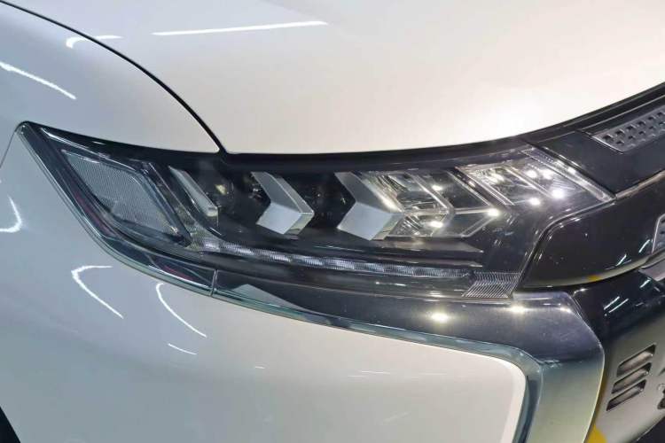 Used Mitsubishi Outlander 2021 2.4L 4x4 DynaDrive Edition 5 Seats Exterior 3