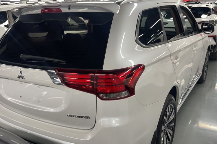 Used Mitsubishi Outlander 2021 2.0L Two-Wheel Drive Comfort Edition 5 Seats Exterior 3