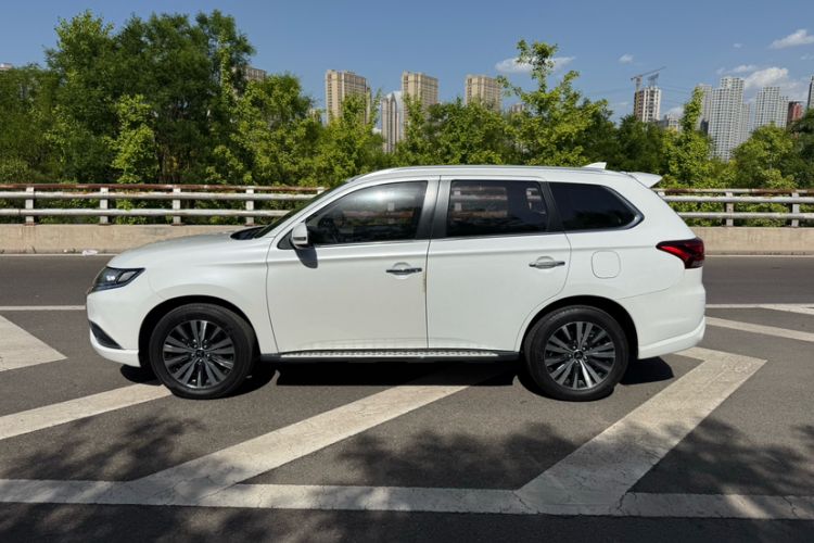 Used Mitsubishi Outlander 2021 2.4L 4x4 Zhi Xiang Edition 7 Seats Exterior 3