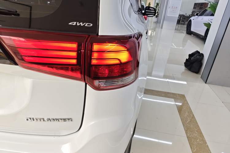 Used Mitsubishi Outlander 2021 2.4L 4x4 DynaDrive Edition 5 Seats Exterior 3