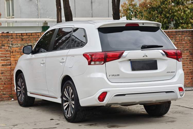 Used Mitsubishi Outlander 2021 2.0L Two-Wheel Drive Comfort Edition 7 Seats Exterior 3