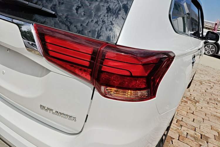 Used Mitsubishi Outlander 2021 2.0L Two-Wheel Drive Comfort Edition 5 Seats Exterior 3