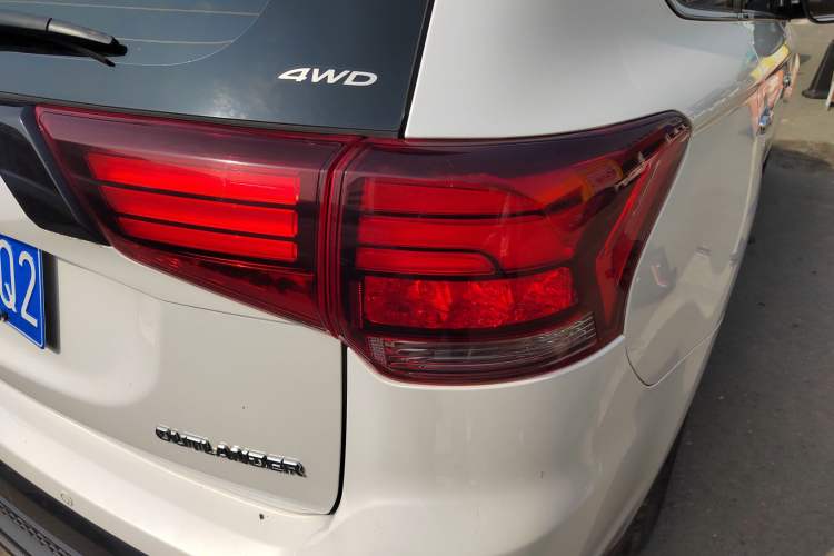 Used Mitsubishi Outlander 2021 2.4L 4x4 DynaDrive Edition 5 Seats Exterior 3