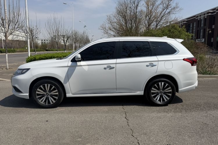 Used Mitsubishi Outlander 2021 2.4L 4x4 Zhi Xiang Edition 7 Seats Exterior 3