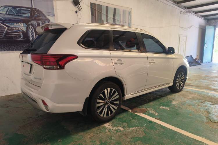 Used Mitsubishi Outlander 2021 2.0L Two-Wheel Drive Comfort Edition 5 Seats Exterior 3