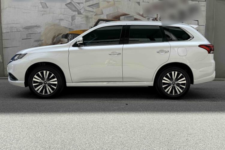 Used Mitsubishi Outlander 2021 2.4L 4x4 Zhi Xiang Edition 7 Seats Exterior 3