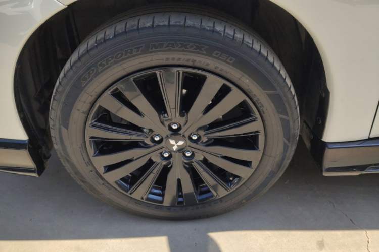 Used Mitsubishi Outlander 2021 2.4L 4x4 DynaDrive Edition 5 Seats Exterior 4