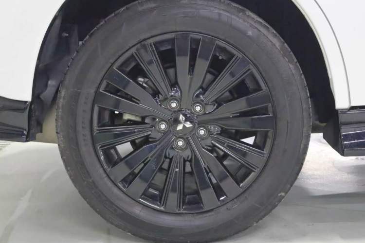 Used Mitsubishi Outlander 2021 2.4L 4x4 DynaDrive Edition 5 Seats Exterior 4