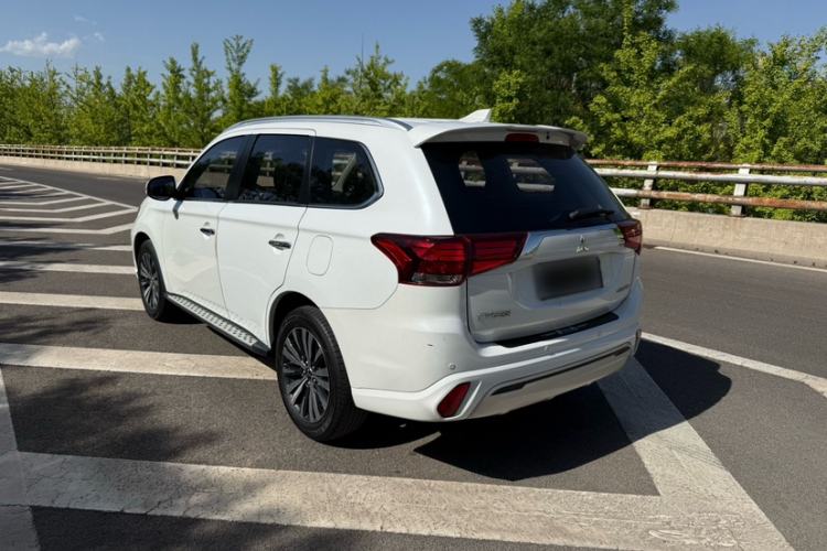 Used Mitsubishi Outlander 2021 2.4L 4x4 Zhi Xiang Edition 7 Seats Exterior 4