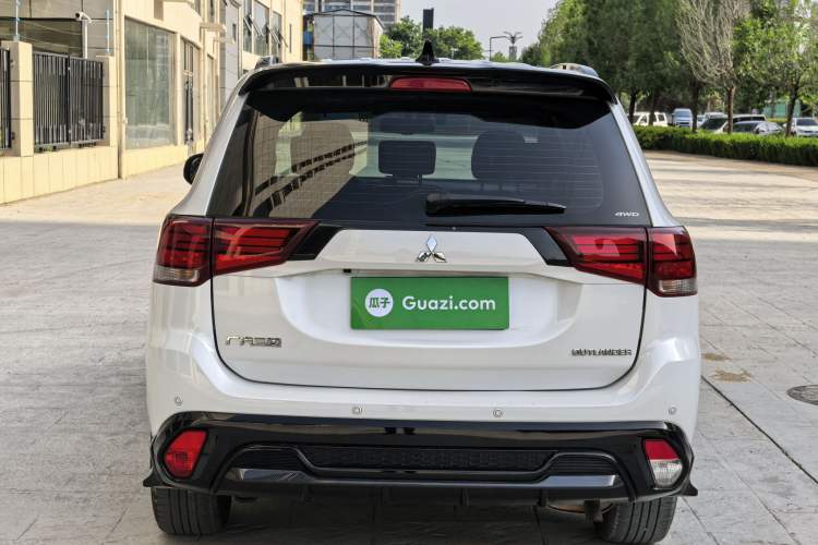 Used Mitsubishi Outlander 2021 2.4L 4x4 DynaDrive Edition 5 Seats Exterior 4
