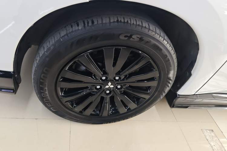 Used Mitsubishi Outlander 2021 2.4L 4x4 DynaDrive Edition 5 Seats Exterior 4